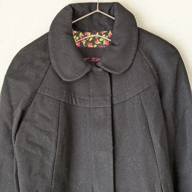 BETSEY JOHNSON(ベッツィジョンソン)のBETSEYJOHNSON　ウールコート　ポンチョ　丸襟　ブラック　リボン　M レディースのジャケット/アウター(ロングコート)の商品写真