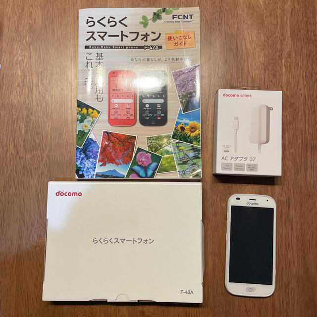 FUJITSU らくらくスマートフォン F-42A ホワイト