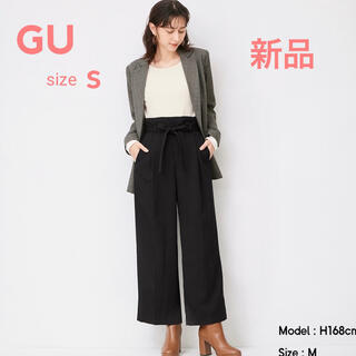 ジーユー(GU)のお値下げ GU ベルトタックストレートパンツ ブラック S(カジュアルパンツ)