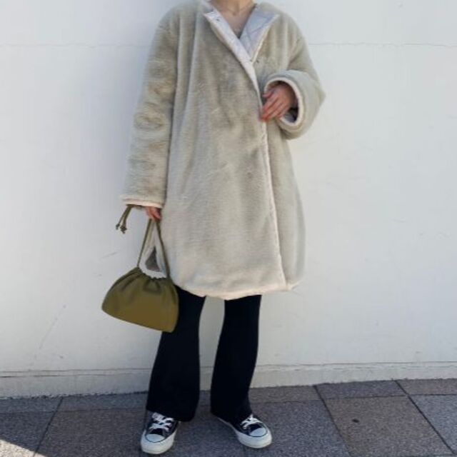 Mila Owen(ミラオーウェン)のリバーシブルキルティングファーコート　グレーベージュ レディースのジャケット/アウター(ダウンコート)の商品写真