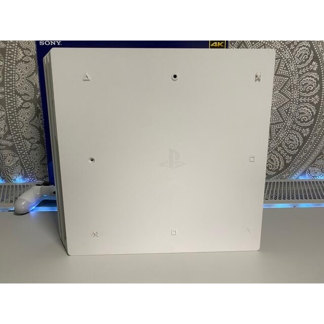 PlayStation4(プレイステーション4)のPlayStation 4 Pro グレイシャーホワイト1TB エンタメ/ホビーのゲームソフト/ゲーム機本体(家庭用ゲーム機本体)の商品写真