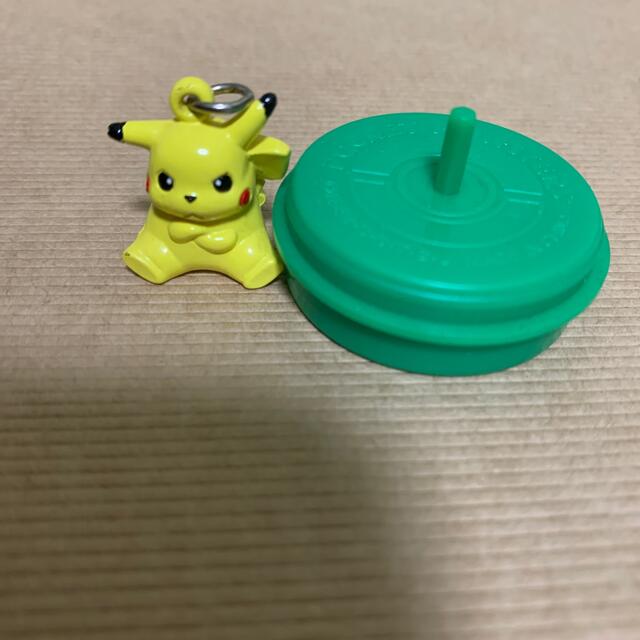 ポケモン(ポケモン)のポケモン　ピカチュウ　キーホルダー　フィギュア　腕組み エンタメ/ホビーのフィギュア(アニメ/ゲーム)の商品写真