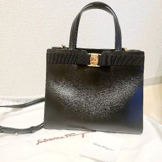 サルヴァトーレフェラガモ(Salvatore Ferragamo)の明日まで値下げ！Ferragamo ヴァラ リボントートバッグ ブラック(トートバッグ)