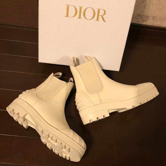 Dior 新品　新作サイドゴアアンクルブーツ　ホワイト　size37 レディースの靴/シューズ(ブーツ)の商品写真