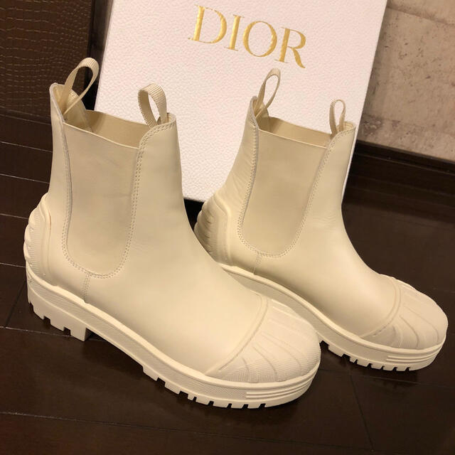 Dior 新品　新作サイドゴアアンクルブーツ　ホワイト　size37 レディースの靴/シューズ(ブーツ)の商品写真