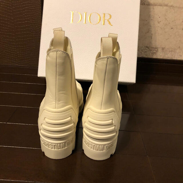 Dior 新品　新作サイドゴアアンクルブーツ　ホワイト　size37 レディースの靴/シューズ(ブーツ)の商品写真