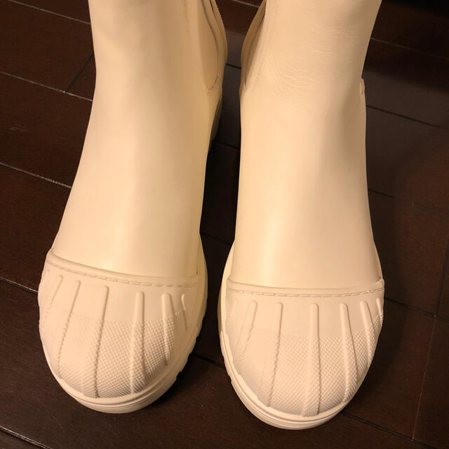 Dior 新品　新作サイドゴアアンクルブーツ　ホワイト　size37 レディースの靴/シューズ(ブーツ)の商品写真