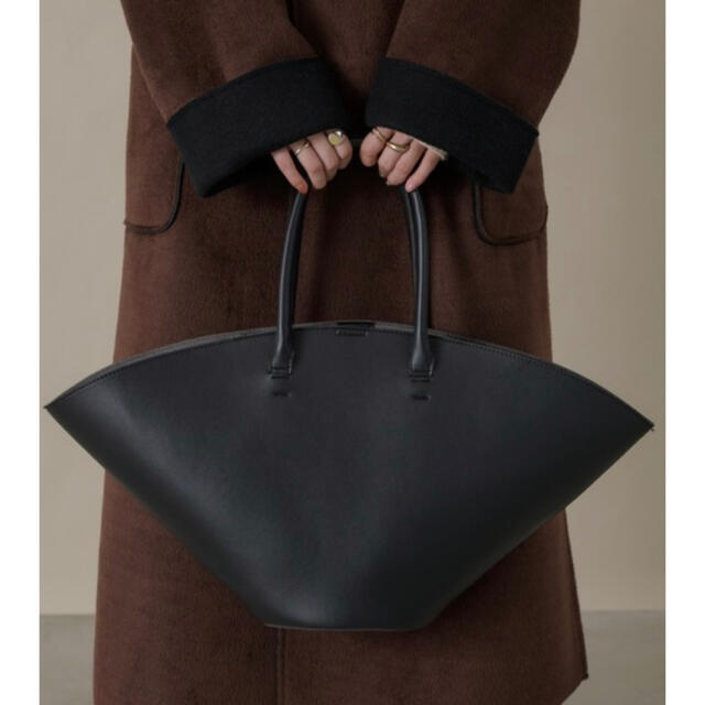 nuna(ヌナ)のNEUNA ヌナ　扇形レザーショルダーハンドバッグ　巾着付き　ブラック　新品 レディースのバッグ(トートバッグ)の商品写真