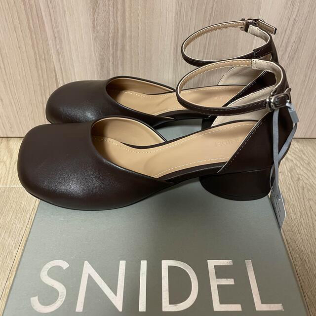 SNIDEL(スナイデル)の【新品未使用箱付き】SNIDEL ラウンドトゥストラップパンプス レディースの靴/シューズ(ハイヒール/パンプス)の商品写真