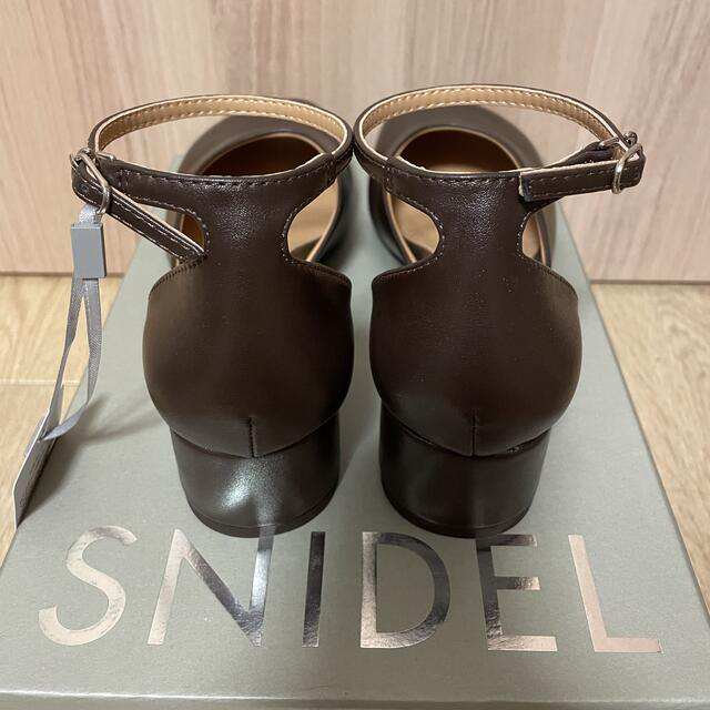 SNIDEL(スナイデル)の【新品未使用箱付き】SNIDEL ラウンドトゥストラップパンプス レディースの靴/シューズ(ハイヒール/パンプス)の商品写真