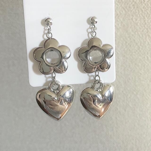 ZARA(ザラ)のシルバー フラワーとぷっくりハートのピアス/イヤリング レディースのアクセサリー(ピアス)の商品写真
