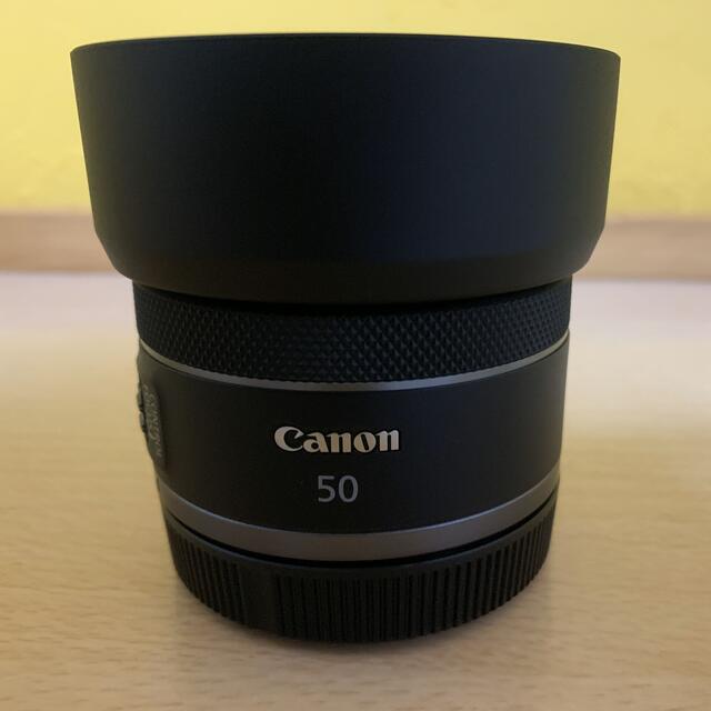 Canon(キヤノン)のCanon RF 50mm F1.8 STM 純正フード、保護フィルター付き スマホ/家電/カメラのカメラ(レンズ(単焦点))の商品写真