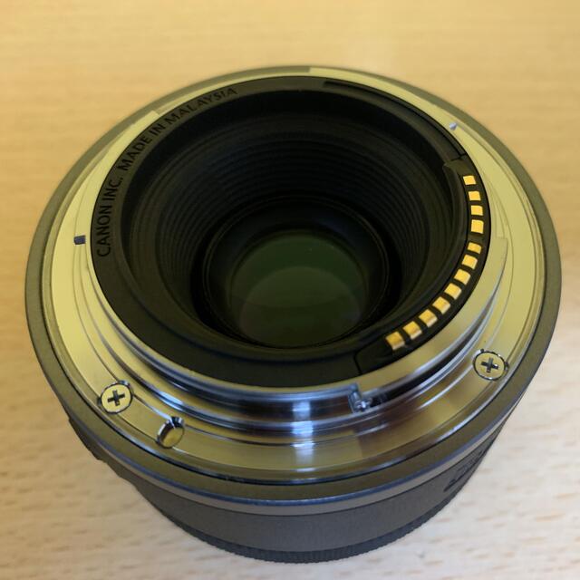 Canon(キヤノン)のCanon RF 50mm F1.8 STM 純正フード、保護フィルター付き スマホ/家電/カメラのカメラ(レンズ(単焦点))の商品写真