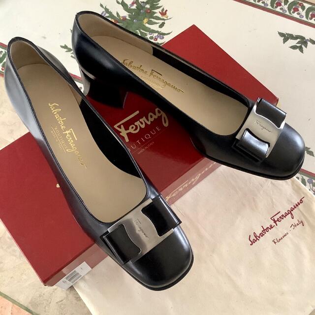 Salvatore Ferragamo(サルヴァトーレフェラガモ)の新品!フェラガモ ビッグリボン シルバーアイコンメタル 極上カーフ 24.5㎝ レディースの靴/シューズ(ハイヒール/パンプス)の商品写真