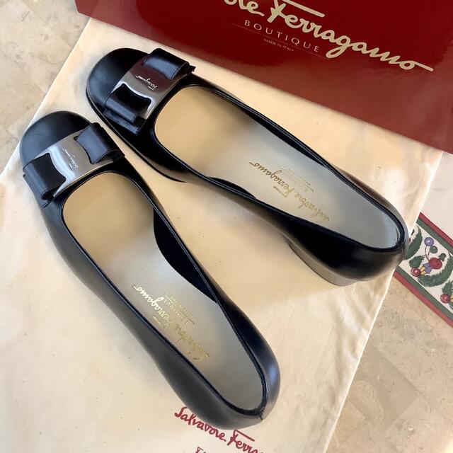 Salvatore Ferragamo(サルヴァトーレフェラガモ)の新品!フェラガモ ビッグリボン シルバーアイコンメタル 極上カーフ 24.5㎝ レディースの靴/シューズ(ハイヒール/パンプス)の商品写真