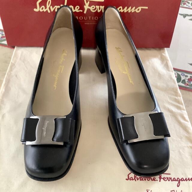 Salvatore Ferragamo(サルヴァトーレフェラガモ)の新品!フェラガモ ビッグリボン シルバーアイコンメタル 極上カーフ 24.5㎝ レディースの靴/シューズ(ハイヒール/パンプス)の商品写真