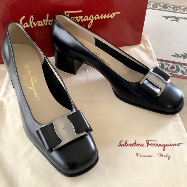 Salvatore Ferragamo(サルヴァトーレフェラガモ)の新品!フェラガモ ビッグリボン シルバーアイコンメタル 極上カーフ 24.5㎝ レディースの靴/シューズ(ハイヒール/パンプス)の商品写真