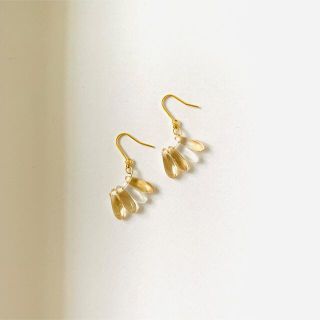 小さなガラスの羽ピアス　クリアゴールド(ピアス)