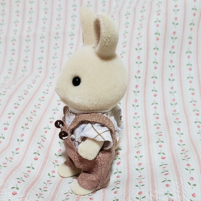 EPOCH(エポック)のシルバニアファミリー　みるくウサギの男の子　新品未使用 エンタメ/ホビーのおもちゃ/ぬいぐるみ(キャラクターグッズ)の商品写真