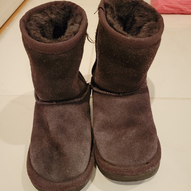 UGG(アグ)のUGGキッズブーツ キッズ/ベビー/マタニティのキッズ靴/シューズ(15cm~)(ブーツ)の商品写真