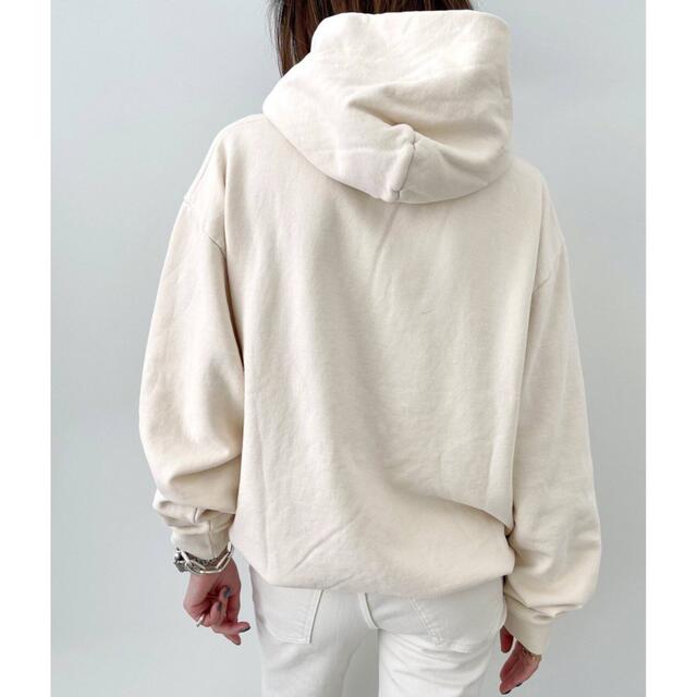 L'Appartement DEUXIEME CLASSE(アパルトモンドゥーズィエムクラス)のSPORTY&RICH  SERIF LOGO HOODIE レディースのトップス(パーカー)の商品写真