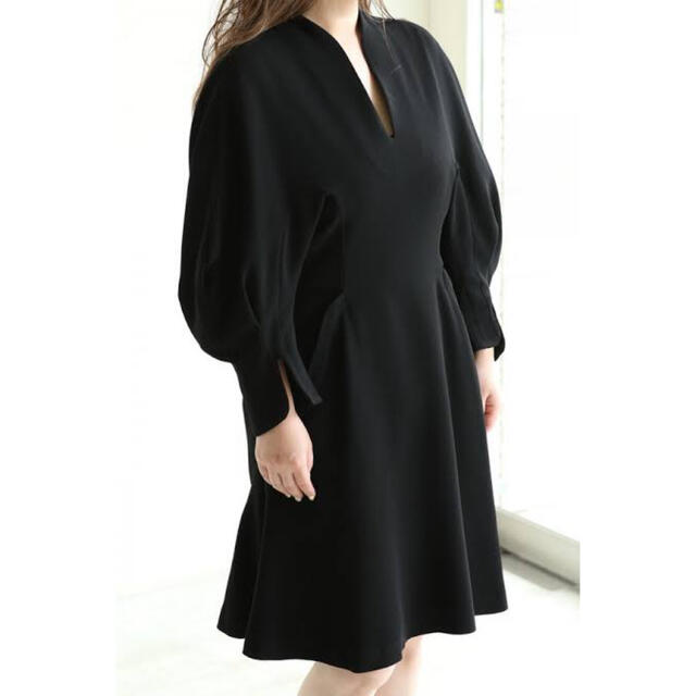 mame(マメ)のVolume Sleeve Dressマメクロゴウチmameブラックドレス新品 レディースのワンピース(ひざ丈ワンピース)の商品写真