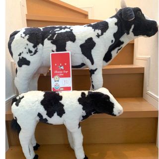 ギュウニュウセッケン(牛乳石鹸)の牛乳石鹸[赤箱]と牛🐄2頭　座れるぬいぐるみウシ(ボディソープ/石鹸)