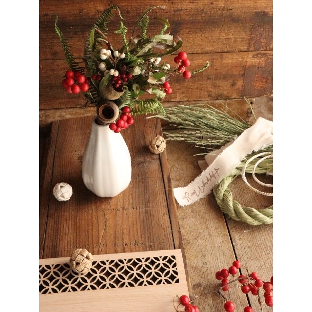 新年を迎える門出に紅白のしめ縄ナッツ添え。注連縄。お正月飾り。一輪挿しへ ハンドメイドのフラワー/ガーデン(リース)の商品写真