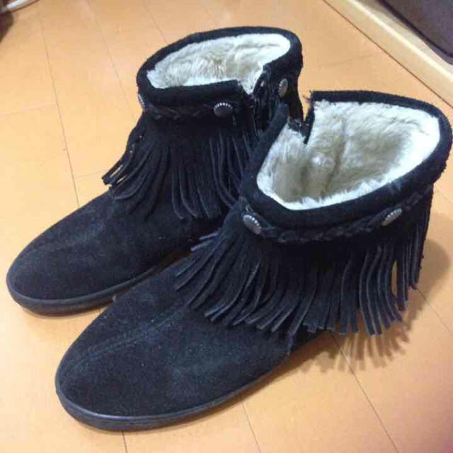Minnetonka(ミネトンカ)の値下げ中♪♪ MINNETONKA フリンジショートブーツ♪黒♪サイズ 7 レディースの靴/シューズ(ブーツ)の商品写真