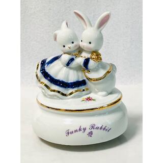 サンキョー(SANKYO)の【 美品 】Funky Rabbit  プリンス&プリンセス  陶器製オルゴール(オルゴール)