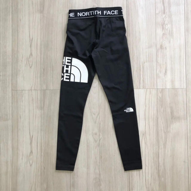 THE NORTH FACE(ザノースフェイス)の【再入荷】ノースフェイス　速乾　ビッグロゴ　トレーニング　レギンス　M L レディースのレッグウェア(レギンス/スパッツ)の商品写真