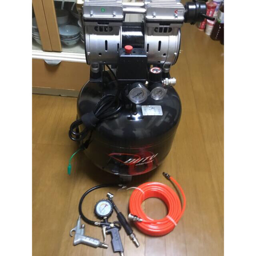 ４０Ｌ 縦型オイルレスコンプレッサー超静音ホース付きセット(引取り大歓迎)即日可 スポーツ/アウトドアの自転車(工具/メンテナンス)の商品写真