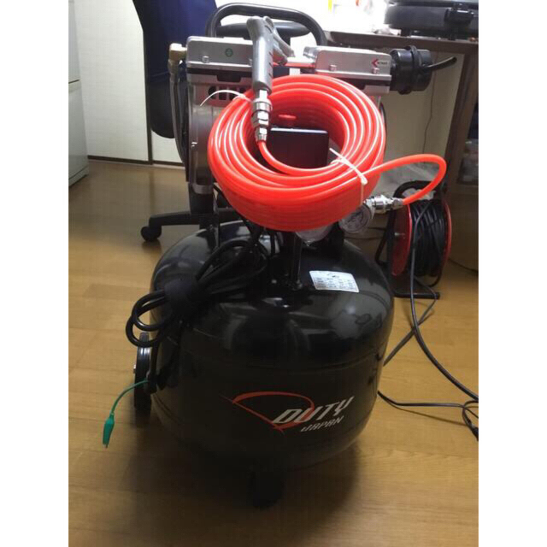 ４０Ｌ 縦型オイルレスコンプレッサー超静音ホース付きセット(引取り大歓迎)即日可 スポーツ/アウトドアの自転車(工具/メンテナンス)の商品写真