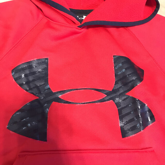 UNDER ARMOUR(アンダーアーマー)の【アンダーアーマー 】キッズ　パーカー　レッド　YSM キッズ/ベビー/マタニティのキッズ服男の子用(90cm~)(ジャケット/上着)の商品写真