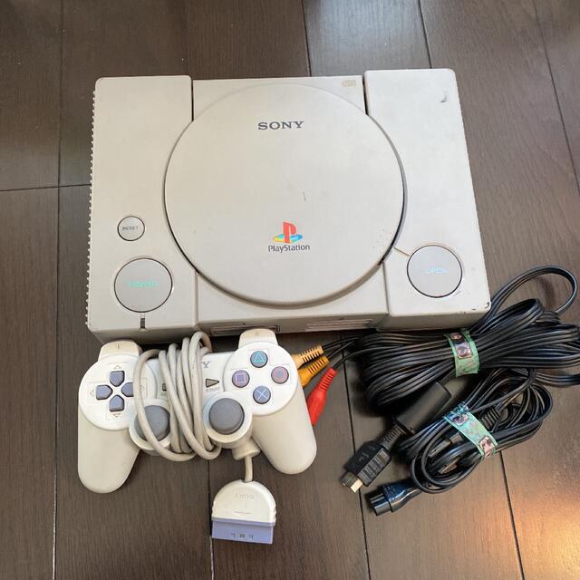 PlayStation(プレイステーション)のSONY SCPH-7000 エンタメ/ホビーのゲームソフト/ゲーム機本体(家庭用ゲーム機本体)の商品写真