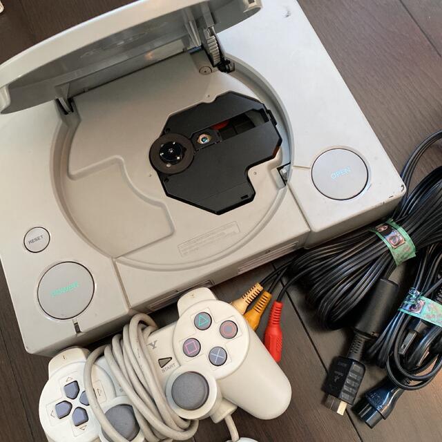 PlayStation(プレイステーション)のSONY SCPH-7000 エンタメ/ホビーのゲームソフト/ゲーム機本体(家庭用ゲーム機本体)の商品写真