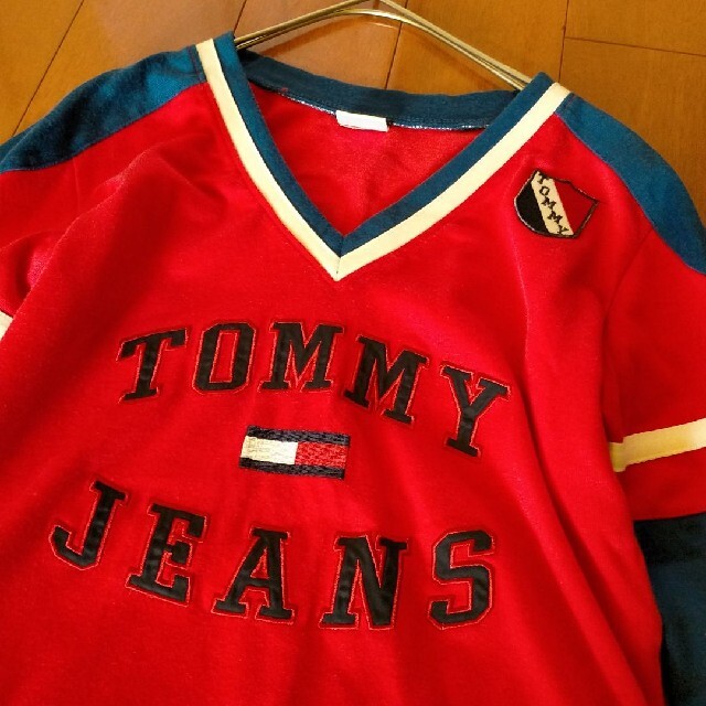 TOMMY HILFIGER(トミーヒルフィガー)のTOMMY JEANS ナンバリング Vネック カットソー レディースのトップス(カットソー(長袖/七分))の商品写真