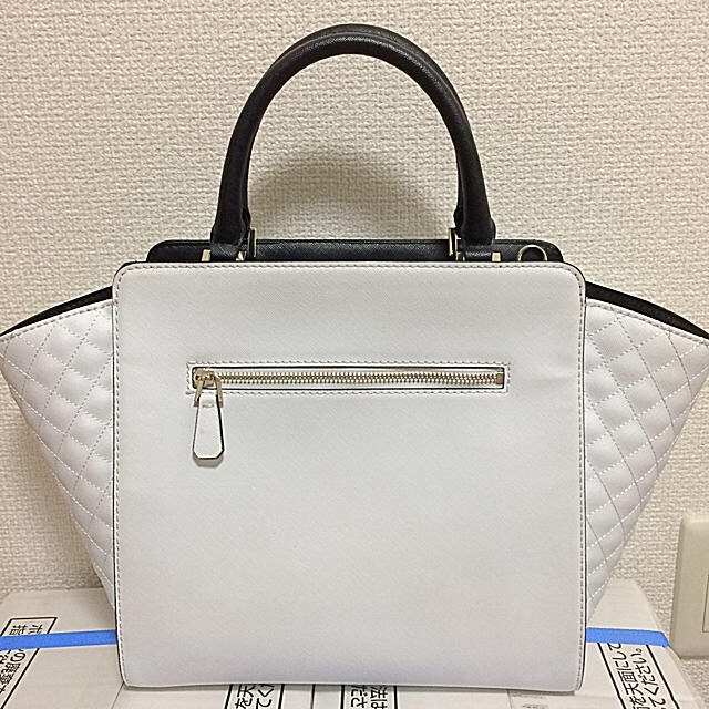 GUESS(ゲス)の✔️今日までPRICE✔️新品未使用 GUESS2wayホワイトハンドバッグ レディースのバッグ(ハンドバッグ)の商品写真