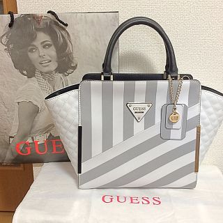 ゲス(GUESS)の✔️今日までPRICE✔️新品未使用 GUESS2wayホワイトハンドバッグ(ハンドバッグ)