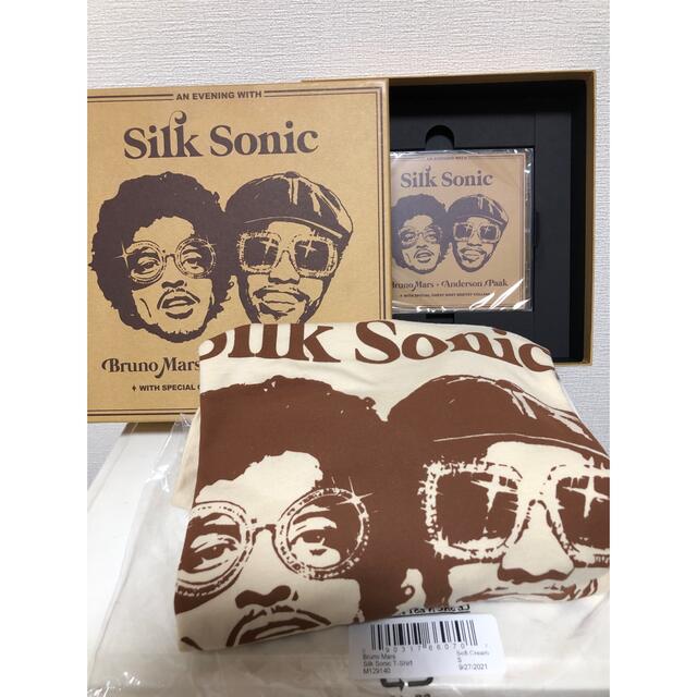 【送料込み】Silk Sonic / 限定BOX SET Tシャツ　サイズS エンタメ/ホビーのタレントグッズ(ミュージシャン)の商品写真