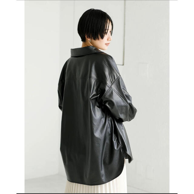 koe フェイクレザー　シャツ　ジャケット　CPO 黒　レザー メンズのジャケット/アウター(レザージャケット)の商品写真
