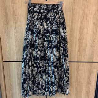 ザラ(ZARA)のtitivate 花柄プリーツ　ロングスカート(ロングスカート)