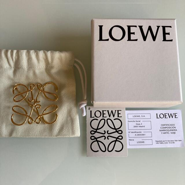 LOEWE(ロエベ)の新品未使用ロエベブローチ　ゴールド レディースのアクセサリー(ブローチ/コサージュ)の商品写真