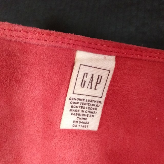 GAP(ギャップ)のGAP 赤レザー襟巻き(お洒落小物) レディースのファッション小物(バンダナ/スカーフ)の商品写真