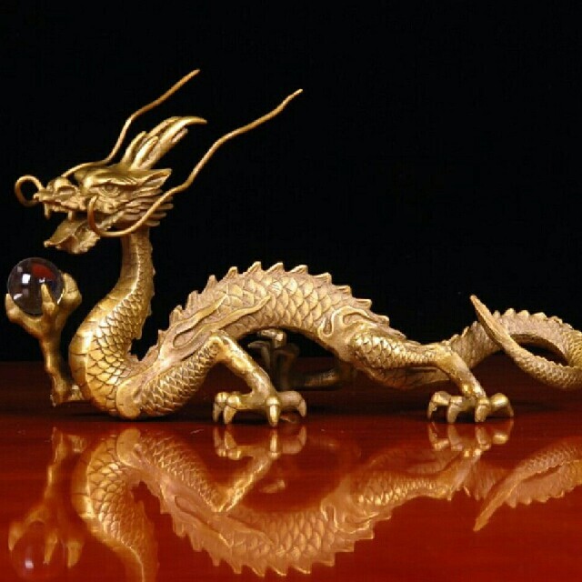 右手に水晶を持つ龍 置物 - インテリア小物 右手に水晶を持つ龍 置物 - インテリア小物