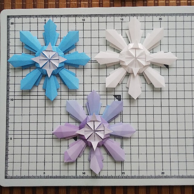 売り切れ❗️折り紙壁面飾り 雪の結晶 と 雪だるま
