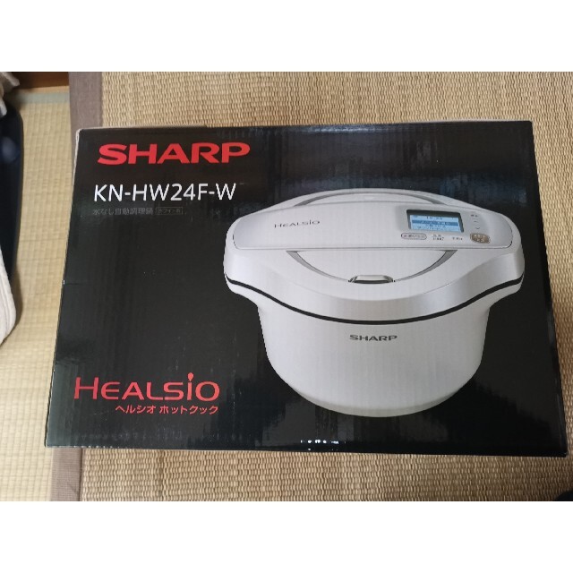SHARP(シャープ)のヘルシオ ホットクック 2.4L 電気無水鍋 ホワイト系 KN-HW24F-W スマホ/家電/カメラの調理家電(調理機器)の商品写真
