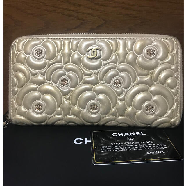 CHANEL(シャネル)のCHANEL 長財布　カメリア ビジュー　ゴールド レディースのファッション小物(財布)の商品写真