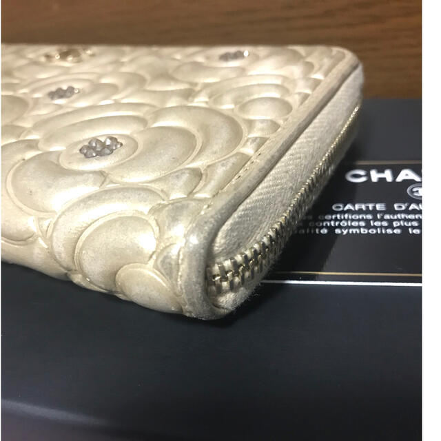 CHANEL(シャネル)のCHANEL 長財布　カメリア ビジュー　ゴールド レディースのファッション小物(財布)の商品写真