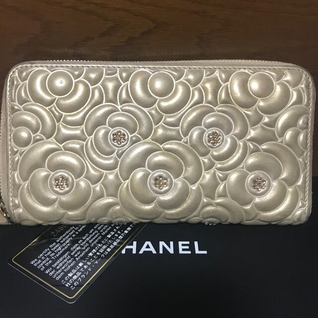 CHANEL(シャネル)のCHANEL 長財布　カメリア ビジュー　ゴールド レディースのファッション小物(財布)の商品写真